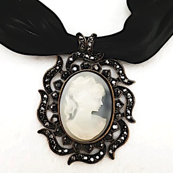 BLACK Satin Cameo Crystal Brass Pendant-Necklace - Picture 3 of 9